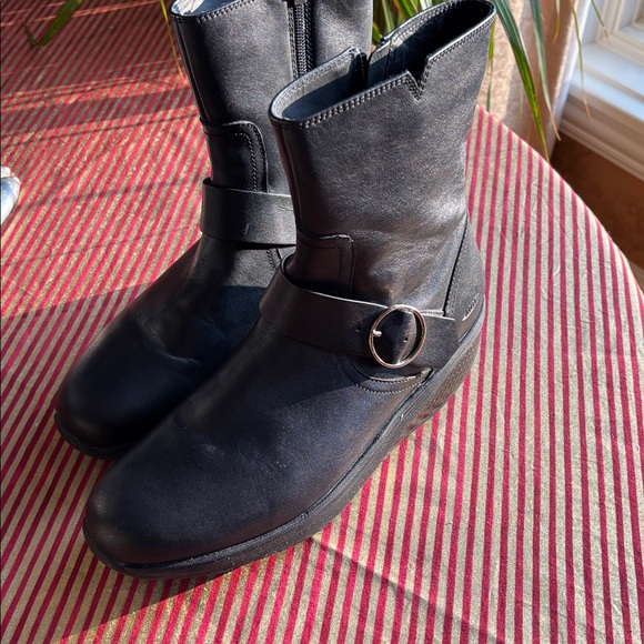 MBT Vibram leather Boot - Picture 2 of 9